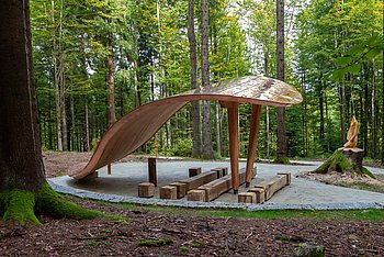 Stiller Wald Rusel, Naturfriedhof Rusel, Friedwald Rusel, Ruhewald Rusel, Begräbniswald Rusel, Deggendorf, Niederbayern, Naturpark Bayerischer Wald, Baumgrabstätte, Felsgrabstätten, Felsbrocken, Felsblöcke, Andachtsplatz, Trauerplatz, Trauerfeier, Lisa Schex Architektin, Thomas Feigl Architekt