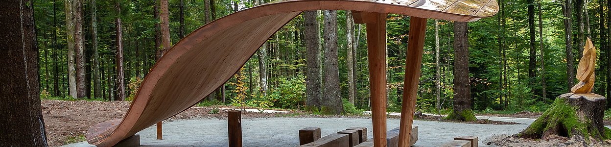 Stiller Wald Rusel, Naturfriedhof Rusel, Friedwald Rusel, Ruhewald Rusel, Begräbniswald Rusel, Deggendorf, Niederbayern, Naturpark Bayerischer Wald, Baumgrabstätte, Felsgrabstätten, Felsbrocken, Felsblöcke, Andachtsplatz, Trauerplatz, Trauerfeier, Lisa Schex Architektin, Thomas Feigl Architekt