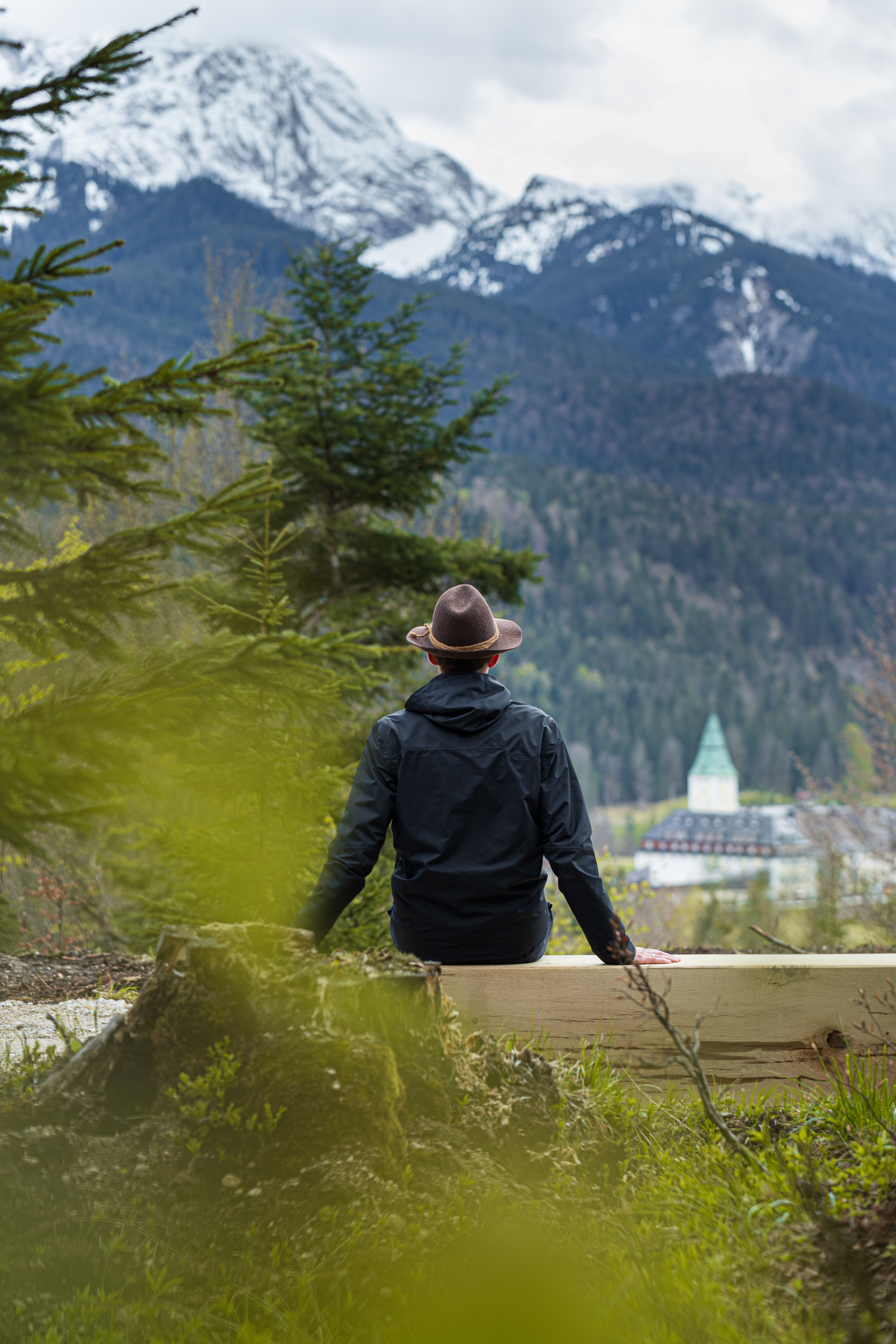 Mann mit Hut der die Aussicht genießt