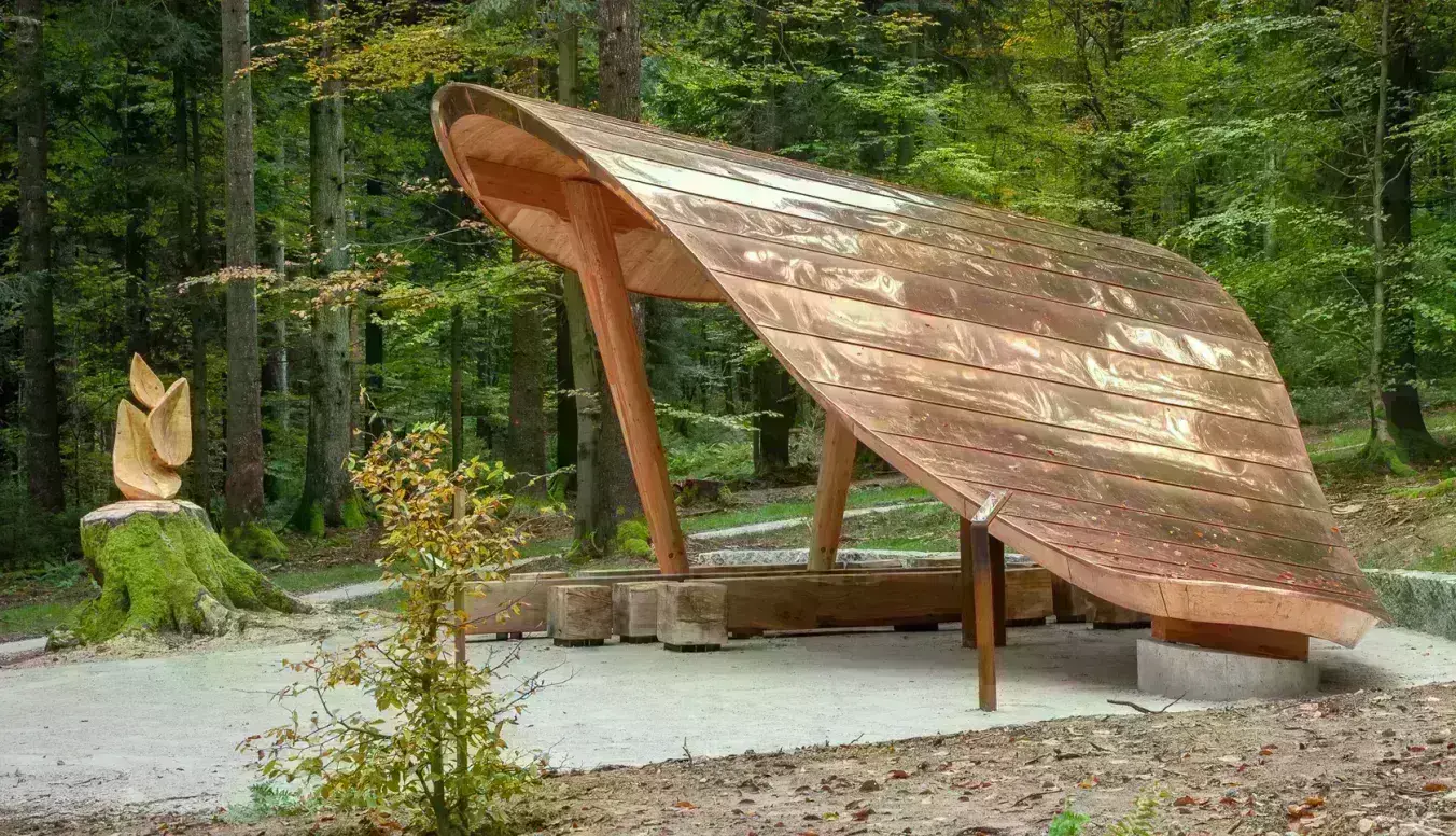 Andachtsplatz in Form eines Buchenblattes