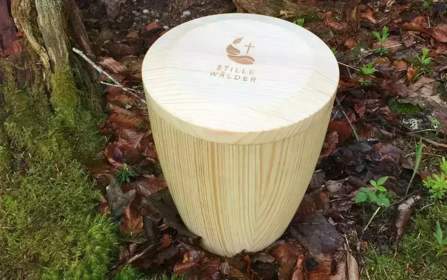 Urne aus Fichtenholz